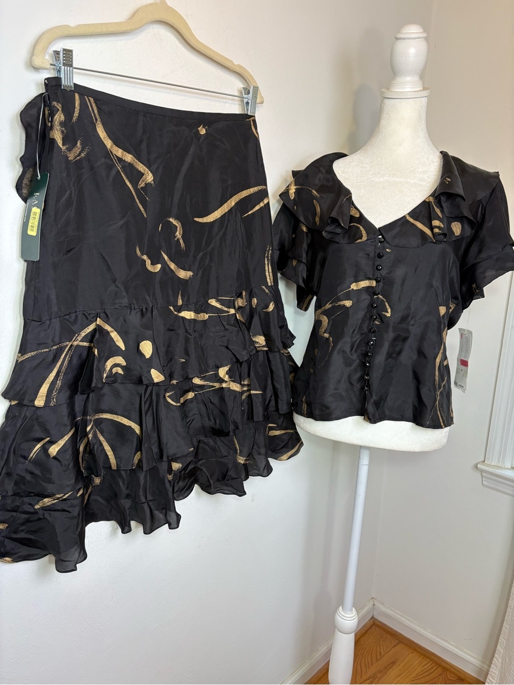NWT Lauren Ralph Lauren 2 Piece 100% silk ruffle gold splash blouse skirt 4/6 S - Picture 4 of 16